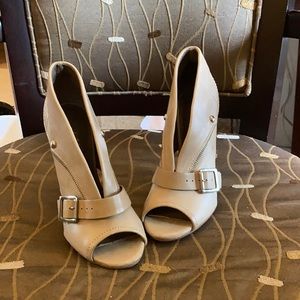 Leather Pour La Victorie heels